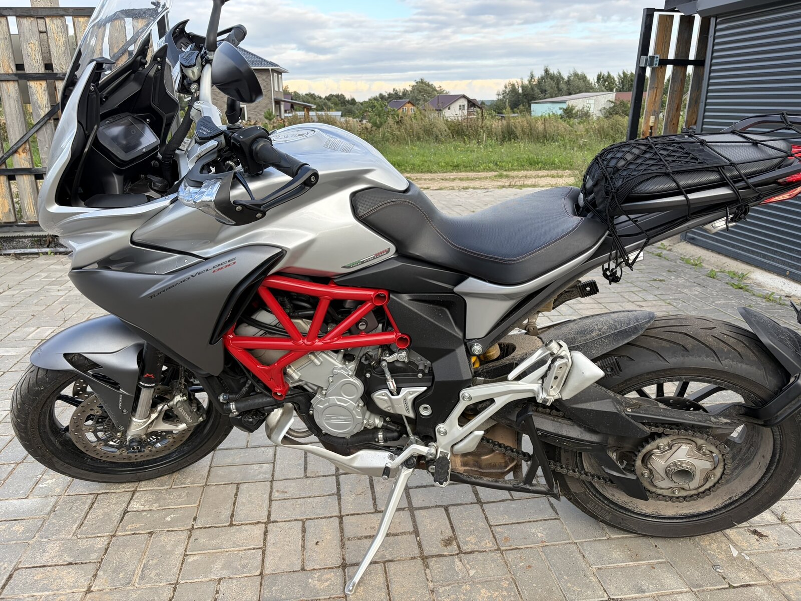 Серебристая MV Agusta Turismo Veloce сбоку