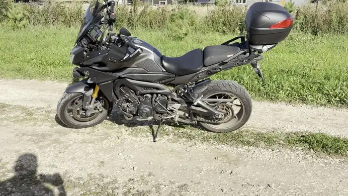 Тёмная Yamaha MT-09 Tracer сбоку
