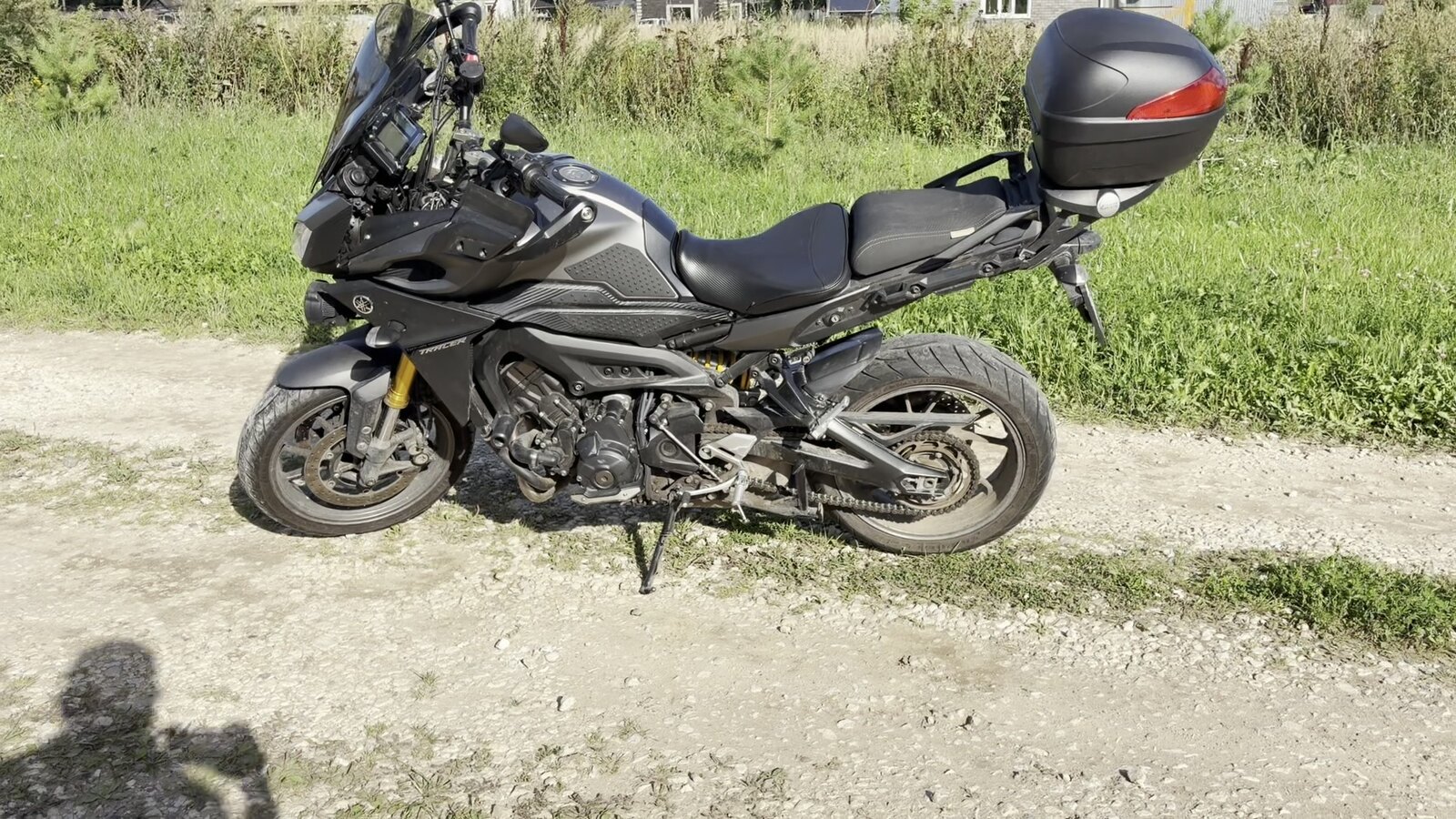Тёмная Yamaha MT-09 Tracer сбоку