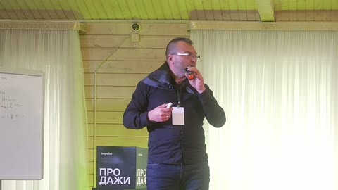 Данил начинает выступление на сцене «Импульса»